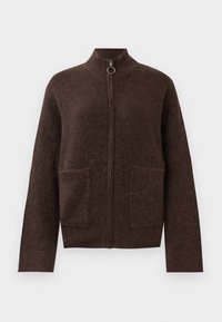 Cardigan zippé flou marron foncé avec col haut, deux poches plaquées à l'avant et manches longues, sur fond blanc.