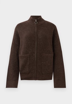Cardigan zippé flou marron foncé avec col haut, deux poches plaquées à l'avant et manches longues, sur fond blanc.