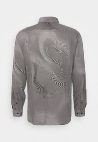 Camicia a maniche lunghe con motivo ondulato in bianco e nero, realizzata in tessuto morbido. Presenta un colletto, polsini con bottoni e una texture sottile.