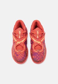 Czerwono-fioletowe buty sportowe z wzorzystą cholewką, posiadające siatkową teksturę, grubą gumową podeszwę oraz wyraźne logo po boku.