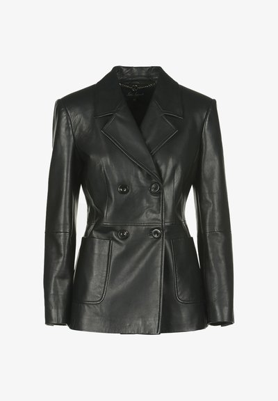 Jachetă din piele neagră, cu două rânduri de nasturi, guler cu crestătură, buzunare frontale și textură lucioasă; are cinci nasturi și un croi ajustat.