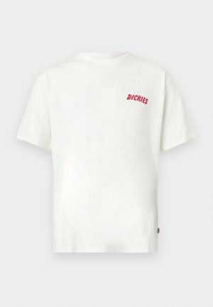 Weißes Baumwoll-T-Shirt mit kurzen Ärmeln und einem kleinen roten "DICKIES"-Logo auf der linken Brust. Lässiger, entspannter Schnitt.