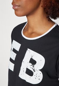 Nebbia CROP TOP - Apdrukāts T-krekls - black