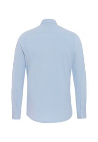 Helles blaues Langarmhemd mit glatter Textur, Button-Down-Kragen und abgerundetem Saum. Verfügt über geknöpfte Manschetten und eine einzelne Rückenpasse.