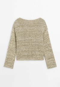 Pull court beige avec manches longues, texture tricotée et coupe décontractée. Il présente un large col bateau et un motif ton sur ton subtil.