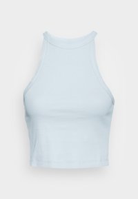 Lyseblå ribbet crop top med højt halsudskæring og ærmeløs design. Glat tekstur, lige kant og minimale syninger.