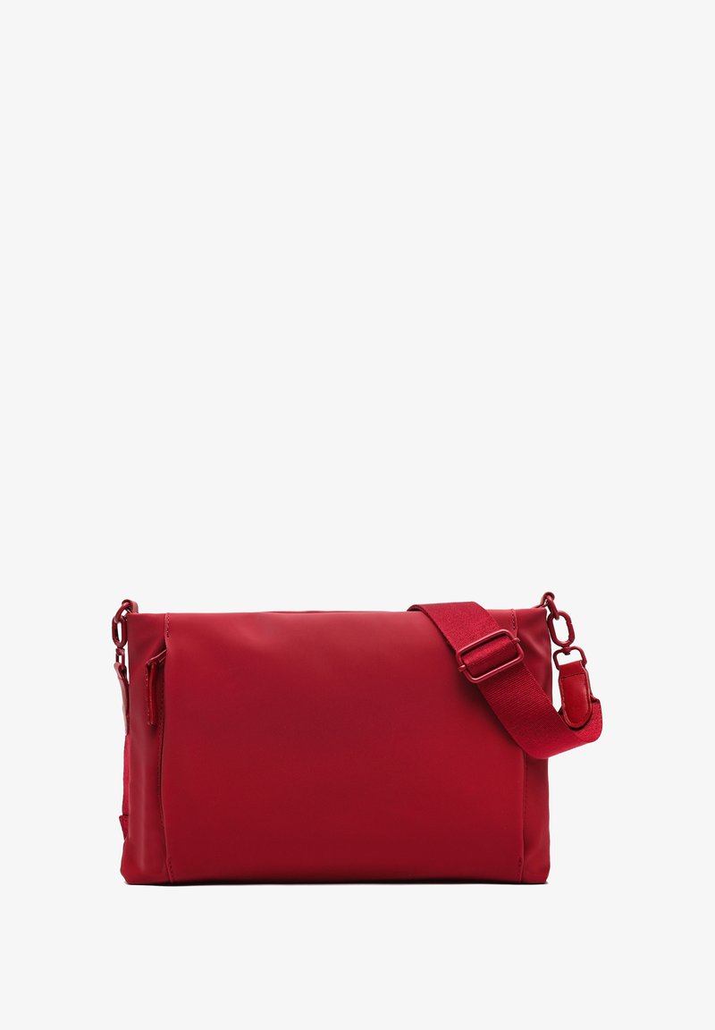 Borsa a tracolla rossa realizzata in materiale sintetico lucido, forma rettangolare, con tracolla regolabile e dettagli della tasca con zip sul lato.