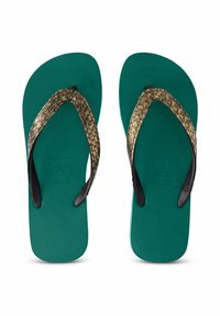 Türkise Flip-Flops mit einer strukturierten Oberfläche, ausgestattet mit schwarzen Riemen und goldenen Schlangenmuster-Akzenten auf dem oberen Riemen.