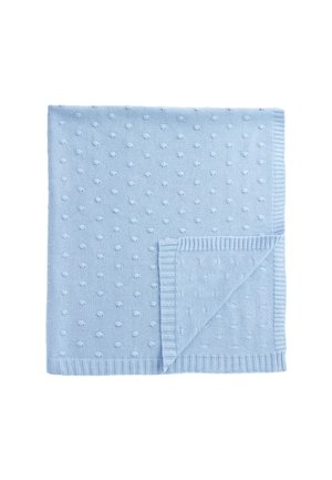 Hellblaue gestrickte Decke mit erhabenem Punktemuster und gerippten Kanten, eine Ecke umgeklappt, um die Struktur auf beiden Seiten zu zeigen.