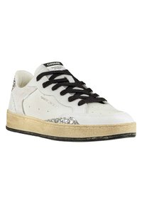 Sneaker bianca in pelle con lacci neri e suola in gomma oro testurizzata. Accenti argentati scintillanti sui lati e logo nero sulla linguetta.