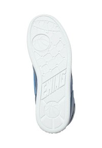 Semelle en caoutchouc blanc avec un motif de grip texturé et un logo de basketball. Présente le mot "EWING" en relief sur une section diagonale. La partie supérieure bleue est visible.