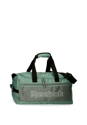 Bolsa de deporte Reebok verde claro con asas negras, correa para el hombro, bolsillos con cremallera y gran logotipo blanco de Reebok en la parte delantera.