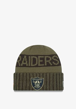 Berretto lavorato a maglia verde con una trama a coste. "RAIDERS" è tessuto in marrone sul bordo, con un logo della squadra ricamato sulla parte anteriore.