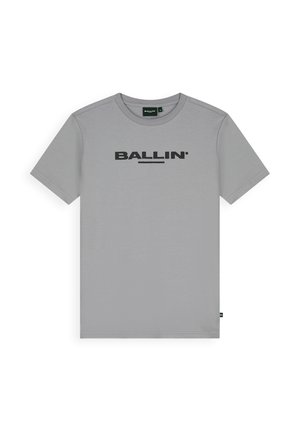 Grijze T-shirt met korte mouwen en ronde hals, met het woord "BALLIN'" in vetgedrukte hoofdletters in het midden van de borst.