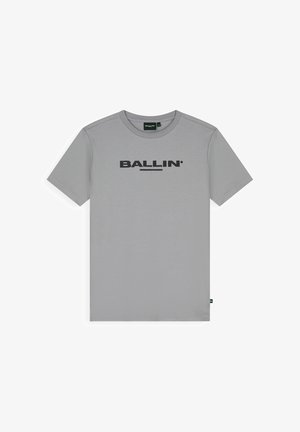 Grijze T-shirt met korte mouwen en ronde hals, met het woord "BALLIN'" in vetgedrukte hoofdletters in het midden van de borst.