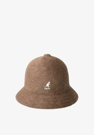 Chapeau bob marron duveteux avec un petit logo blanc de kangourou et le mot Kangol à l'avant.