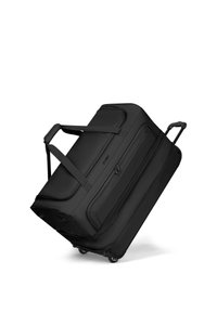 Borsa da viaggio nera con ruote inclinata sulle due ruote con manico estensibile tirato fuori e due manici per il trasporto sopra.