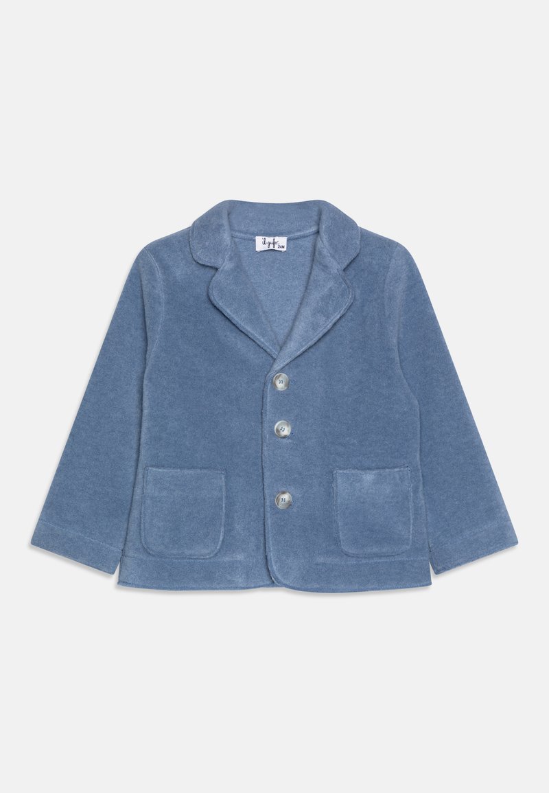 Blazer de fleece azul com colarinho em bico, três botões e dois bolsos frontais. Textura suave com um design simples e clássico.