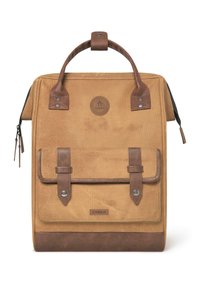 Sac à dos en toile marron avec des accents en cuir, poignée supérieure, poche avant à rabat, fermeture éclair et logo circulaire. Design structuré avec un fond robuste.
