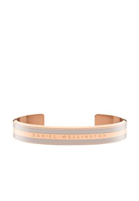 Rožinė aukso apyrankė su dviem horizontaliosiomis sidabro ir grietinėlės spalvos juostomis, išgraviruota "DANIEL WELLINGTON" išorinėje pusėje.