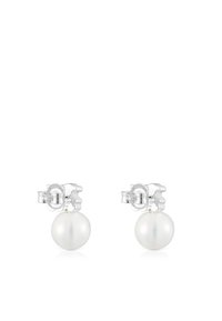 Pendientes de plata con perlas blancas redondas de textura suave, que presentan un diseño clásico y un cierre seguro.