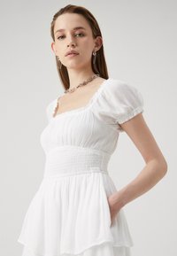 Hollister Co. SAIDIE TRIPLE TIER ROMPER PRETTY - Dnevna haljina - bright white