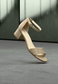 Unausgewählt, light gold-coloured