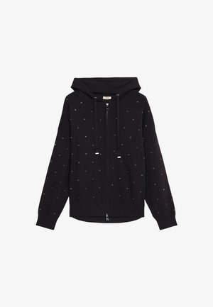 Felpa nera con zip realizzata in tessuto morbido, dotata di cappuccio, tasche frontali e decorazioni metalliche sparse sulla superficie.
