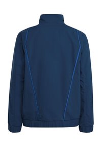 Marineblaue Jacke mit hohem Kragen, elastischen Bündchen und Einsatz, kontrastierenden blauen Details entlang der Nähte und einer glatten Textur.