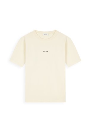 Roomkleurig T-shirt met korte mouwen en ronde hals, met kleine zwarte tekst "Pure Ruth" gecentreerd op de borst, eenvoudig ontwerp.