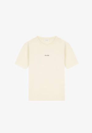 Roomkleurig T-shirt met korte mouwen en ronde hals, met kleine zwarte tekst "Pure Ruth" gecentreerd op de borst, eenvoudig ontwerp.