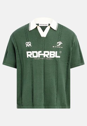 Grünes kurzärmeliges Strick-Polohemd mit weißem Kragen, vertikalen Zopfmusterstrickmustern und fettem weißen Schriftzug "RDFRBL Redefined Rebel" auf der Vorderseite.