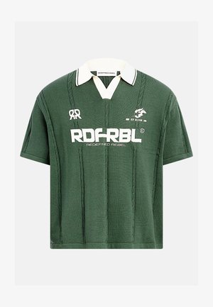 Grünes kurzärmeliges Strick-Polohemd mit weißem Kragen, vertikalen Zopfmusterstrickmustern und fettem weißen Schriftzug "RDFRBL Redefined Rebel" auf der Vorderseite.
