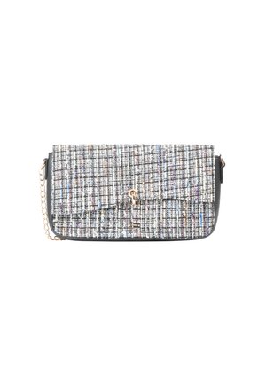 Borsa a tracolla rettangolare teksturizzata in tessuto multicolore intrecciato con dettagli in pelle nera, dotata di una chiusura dorata e una tracolla a catena.