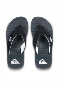 Svarta flip-flops med en texturerad fotbädd i grått mönster, tygremmar och vita logotypdetaljer på sidan.