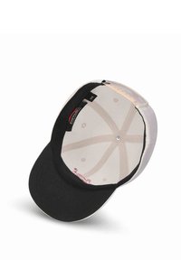 Czarna czapka z daszkiem, z białą górą. Wnętrze pokazuje wzmocnione szwy i regulowany pasek. Posiada otwory wentylacyjne zapewniające oddychalność.