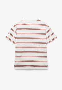 Witte katoenen T-shirt met korte mouwen, met rode horizontale strepen. Klassieke ronde halslijn, relaxte pasvorm en zachte textuur.