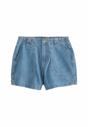 Hellblaue Denim-Shorts mit zwei Fronttaschen, Gürtelschlaufen, einem Knopfverschluss und einem umgeschlagenen Saum auf weißem Hintergrund.