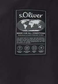 s.Oliver-label met wereldkaart, tekst "Gemaakt voor alle omstandigheden" en pictogrammen voor zaken, comfort, gelegenheidspassen en innovatieve stoffen op zwarte stof.