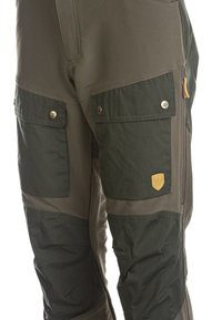 Vihreät cargo-housut, joissa on useita taskuja, vetsk closure ja nahkainen logopatchi reidessä. Kestävä kangas.