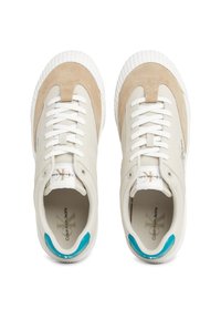 Beżowe zamszowe i kości słoniowej skórzane sneakersy z teksturowanymi gumowymi podeszwami i turkusowymi akcentami. Charakteryzują się płaskimi sznurówkami i detalami logo.