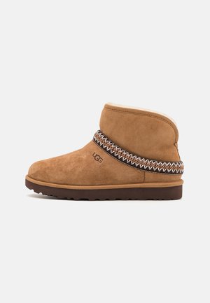 CLASSIC MINI CRESCENT - Ankle Boot - chestnut