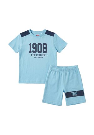 Ensemble t-shirt à manches courtes bleu clair et short assorti avec des accents bleu marine, arborant le texte "1908 Lee Cooper East London".