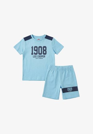 Ensemble t-shirt à manches courtes bleu clair et short assorti avec des accents bleu marine, arborant le texte "1908 Lee Cooper East London".