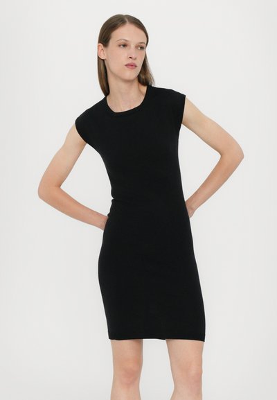 Rochie neagră, ajustată, cu mâneci scurte, confecționată dintr-un amestec elastic de bumbac. Textură netedă și croială până la genunchi, fără modele vizibile sau accesorii metalice.