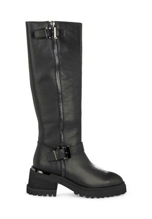 Bottes noires en cuir, montantes jusqu'au genou, avec une fermeture éclair sur le côté, un talon épais et une sangle autour de la cheville. Texture lisse et accessoires fonctionnels.