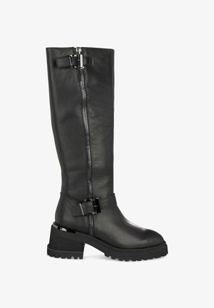 Botas negras de cuero hasta la rodilla con cremallera lateral, tacón grueso y detalle de hebilla alrededor del tobillo. Textura suave y herrajes funcionales.