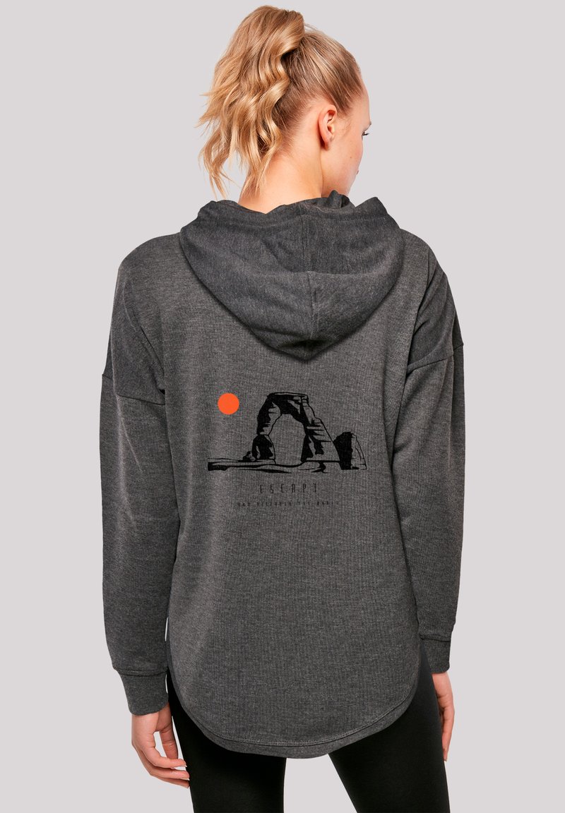 Dunkelgrauer Hoodie mit einem großen schwarzen Grafikdesign eines Bogens und einer Sonne auf dem Rücken. Lange Ärmel mit Kordelzugkapuze und geschwunghem Saum.