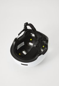 Casco bianco con interno nero, cinturini regolabili e fori di ventilazione. Presenta dettagli gialli all'interno. Superficie liscia al tatto.