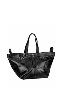 Czarna skórzana torba na ramię o smukłym designie, z teksturowaną powierzchnią, podwójnymi uchwytami i nadrukowaną nazwą marki z boku.